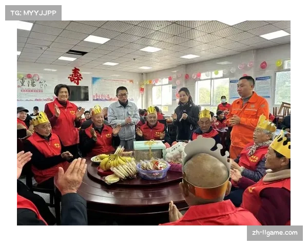 现场观众齐唱生日歌，为比赛当日过生日的裁判长庆生